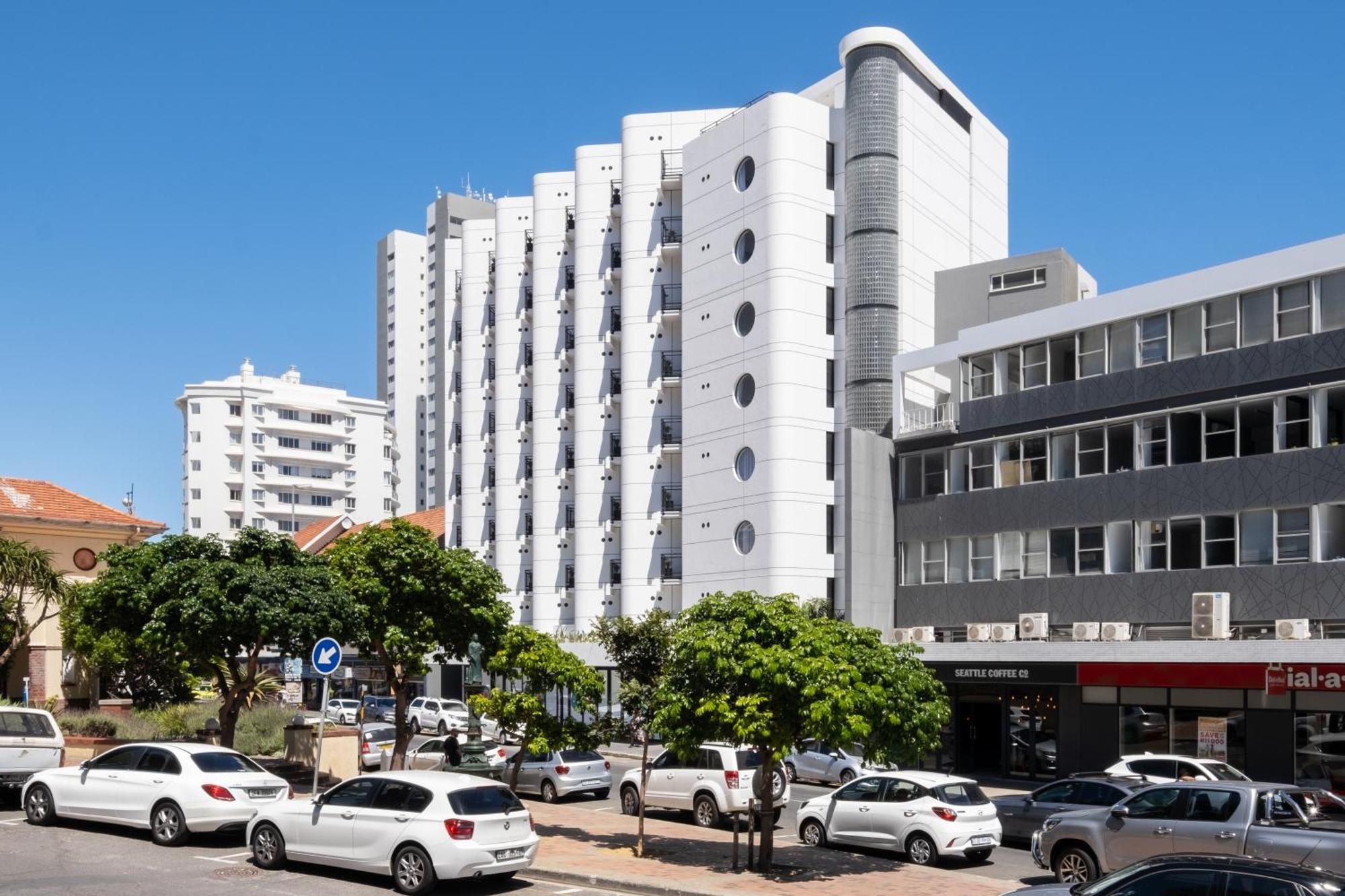 FLAMINGO 806 - TOP FLOOR SEA POINT MOUNTAIN FACING STUDIO WITH DAILY ...