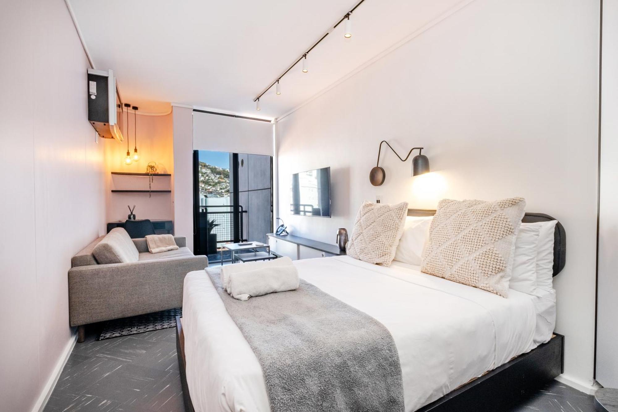 FLAMINGO 806 - TOP FLOOR SEA POINT MOUNTAIN FACING STUDIO WITH DAILY ...